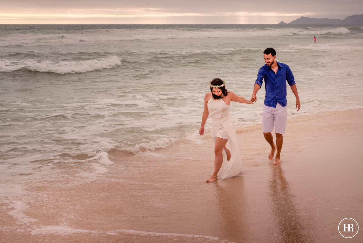 Ensaio pre wedding com os noivos na praia da Barra da Tijuca no Rio de Janeiro.