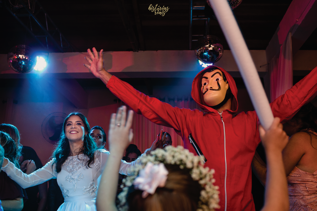 Festa com La Casa de Papel animando a pista.