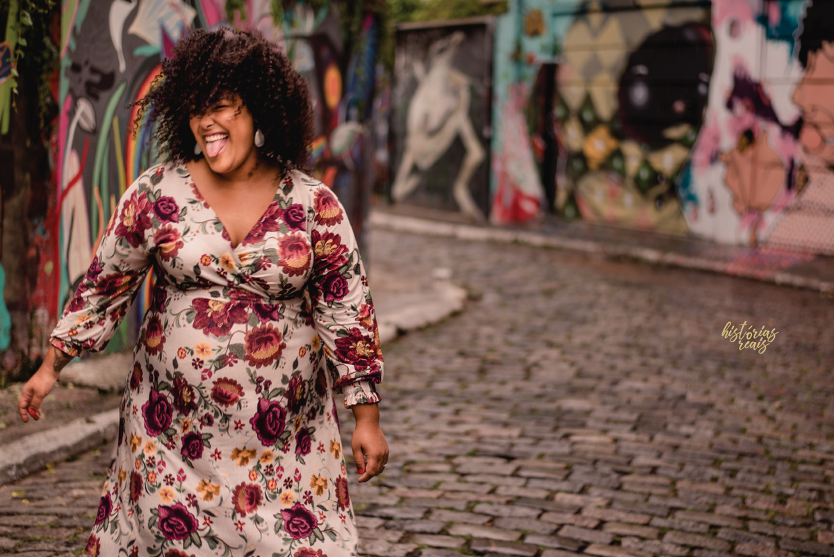 Ensaio-gestante-descontraido-ao-ar-livre.