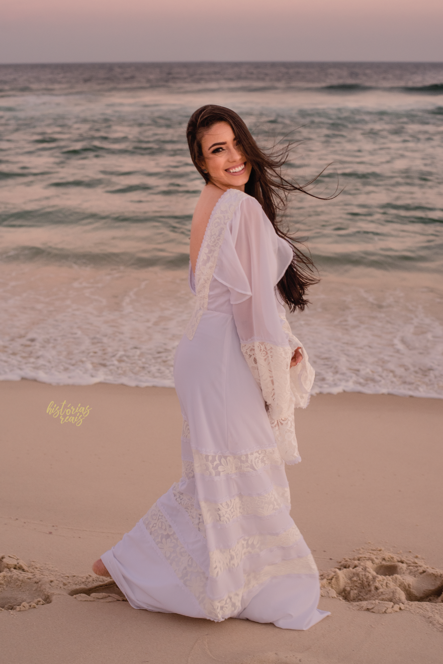 Noiva Camila Gouveia no seu ensaio pre casamento na praia da Reserva no Rio de Janeiro.