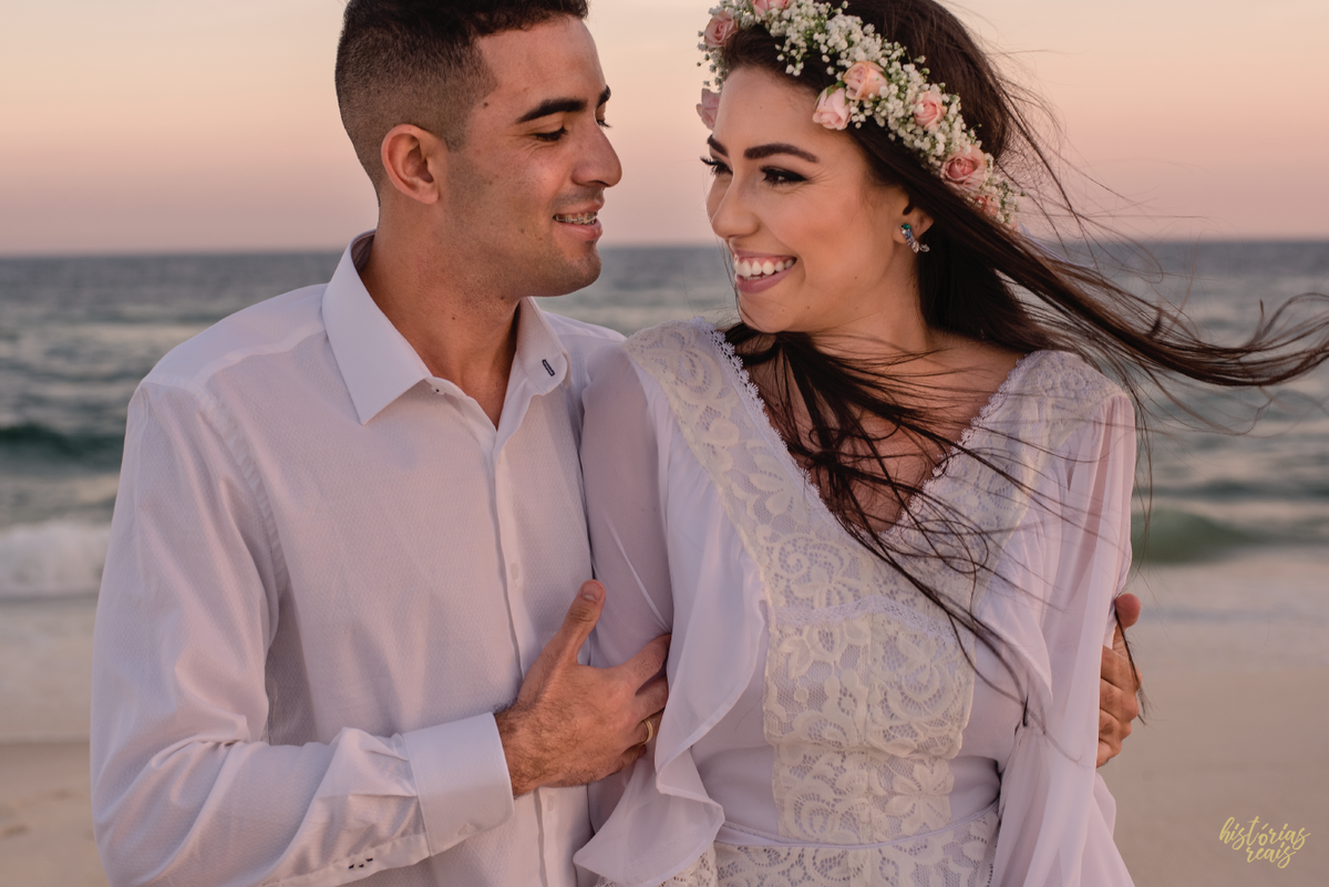 Ensaio com coroa de flores de noiva na praia;