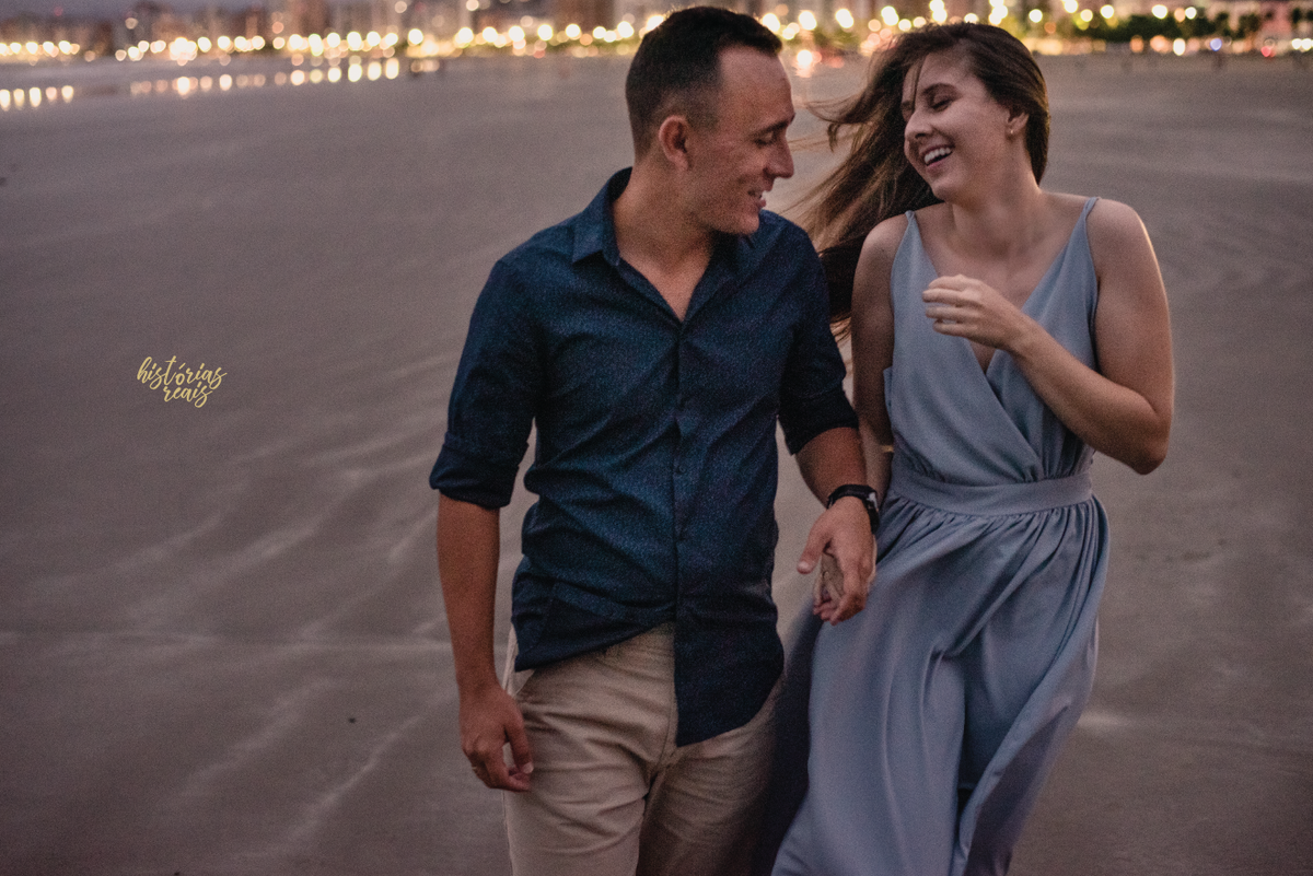 Ensaio de casal fazendo pre wedding na praia no litoral de São Paulo.
