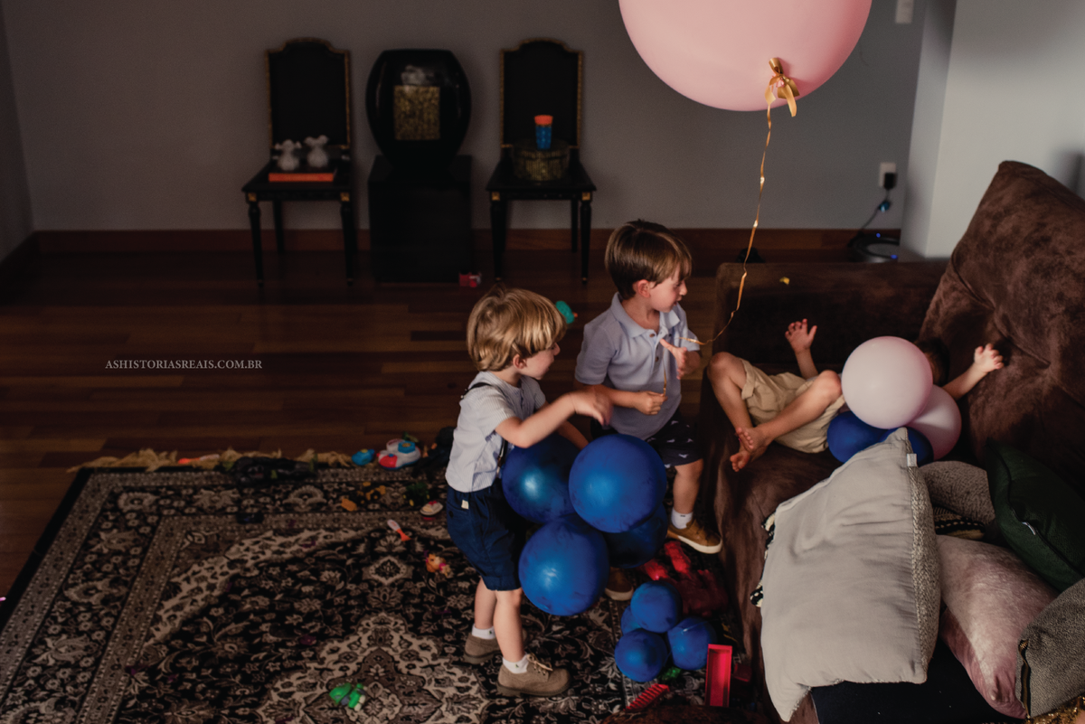 Festa das crianças no sofa da sala.