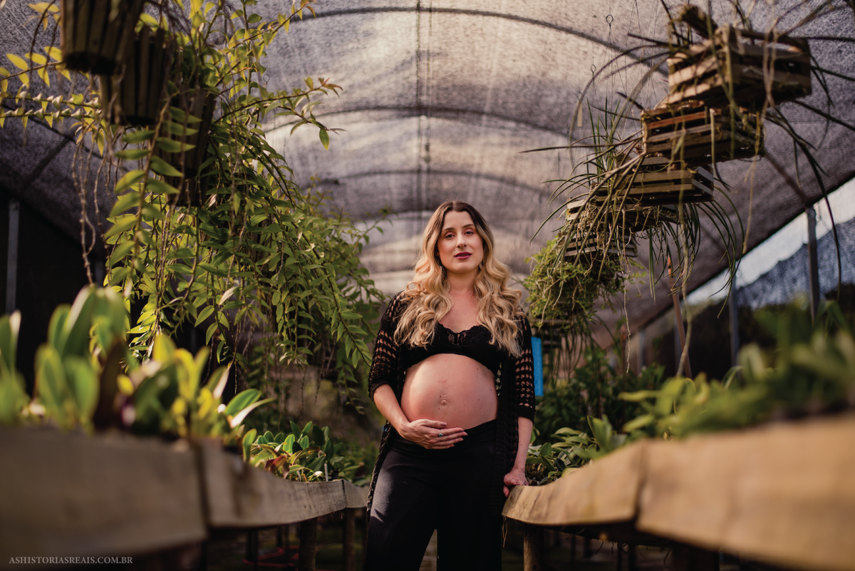 Gestante elegante de roupa preta.