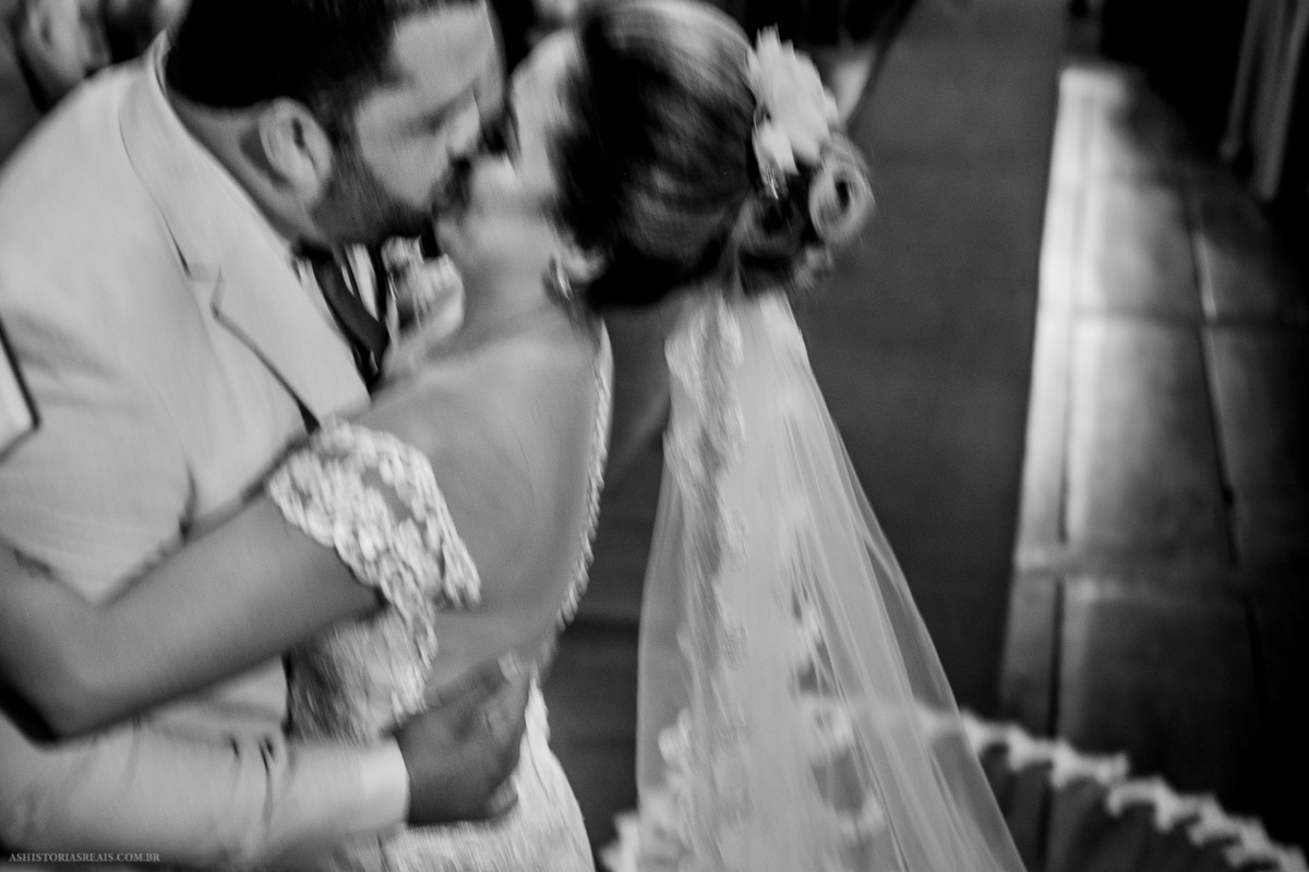 Beijo dos noivos no casamento em Tiradentes
