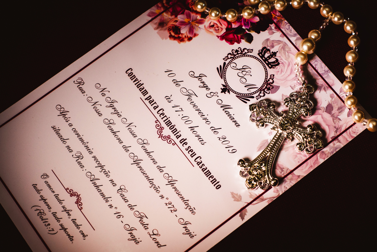 Foto de convite de casamento e terço da noiva, em Making of realizado no município do Rio de Janeiro, RJ.