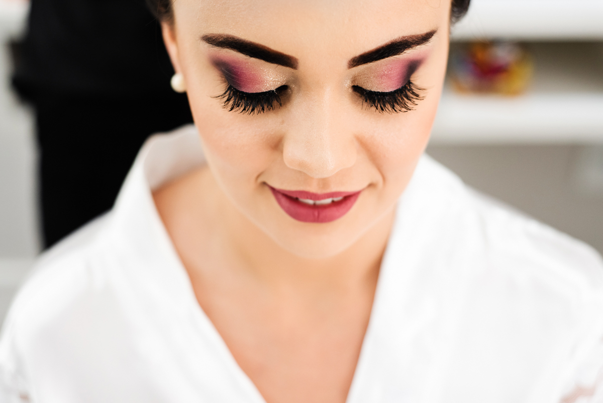 Foto de make no Making of da noiva realizado no município do Rio de Janeiro, RJ.