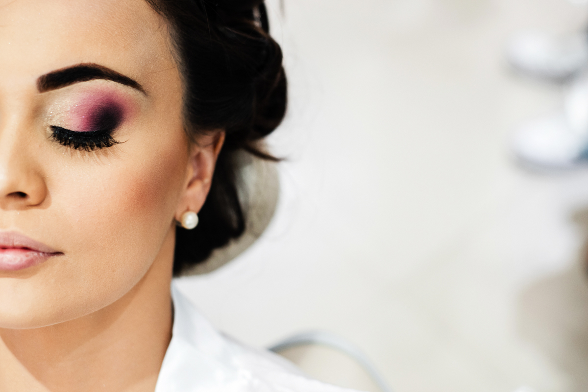 Foto de make no Making of da noiva realizado no município do Rio de Janeiro, RJ.