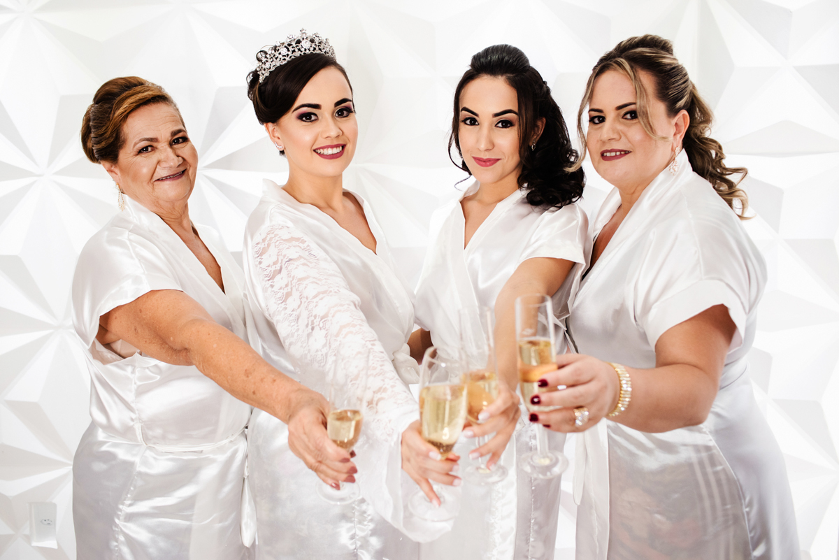 Foto de Making of da noiva com madrinhas, realizado no município do Rio de Janeiro, RJ.