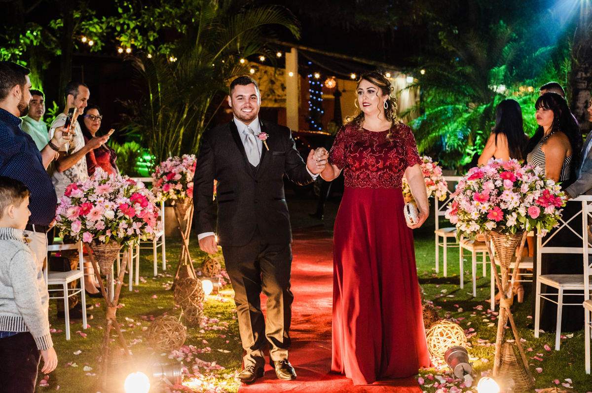 Entrada do noivo em cerimônia de casamento realizado no Espaço Casa Grande Eventos, em Campo Grande, RJ.