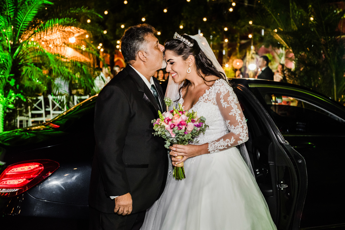 Entrada da noiva em cerimônia de casamento realizado no Espaço Casa Grande Eventos, em Campo Grande, RJ.