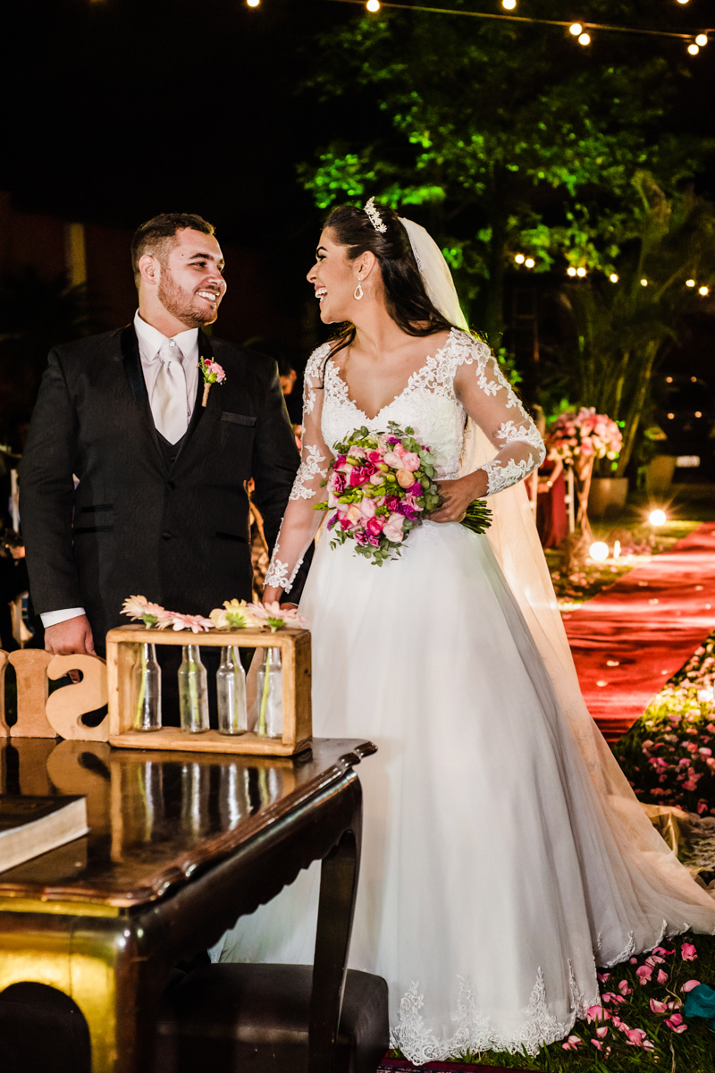 Noivos em cerimônia de casamento realizado no Espaço Casa Grande Eventos, em Campo Grande, RJ.