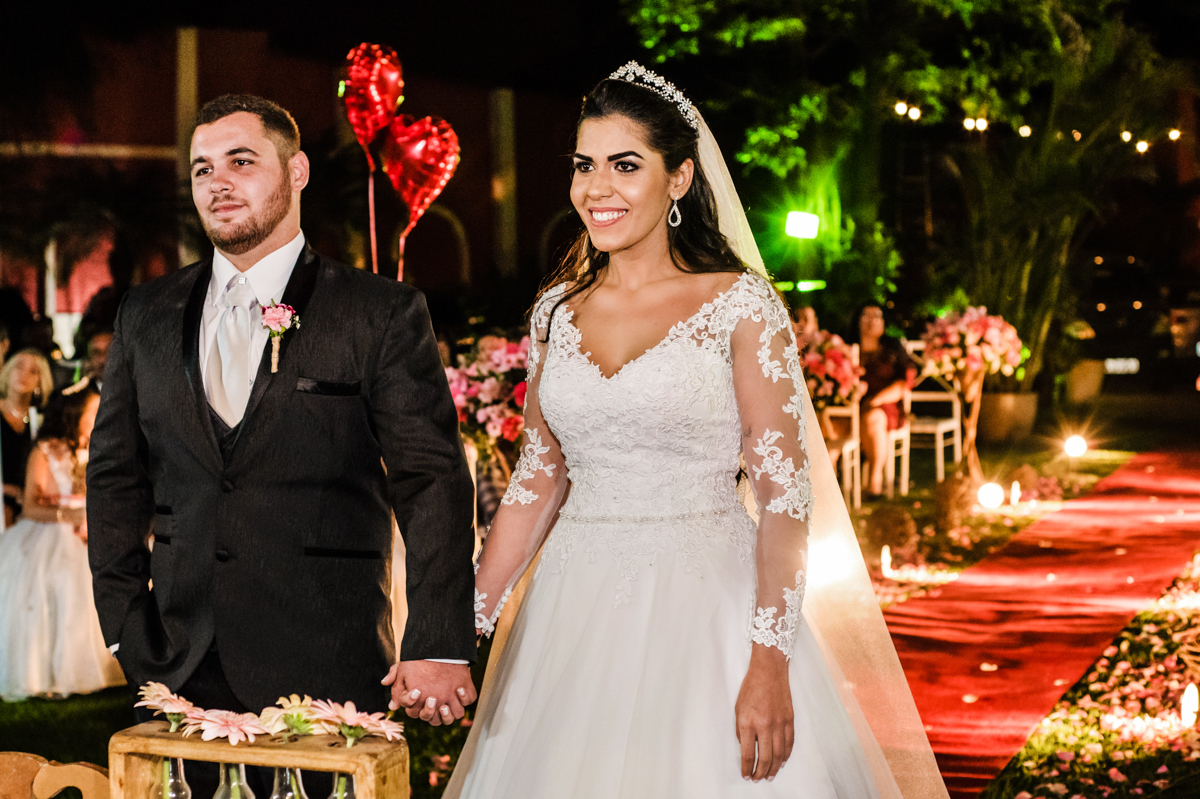 Noivos em cerimônia de casamento realizado no Espaço Casa Grande Eventos, em Campo Grande, RJ.