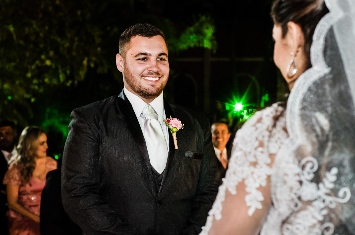 Noivos em cerimônia de casamento realizado no Espaço Casa Grande Eventos, em Campo Grande, RJ.