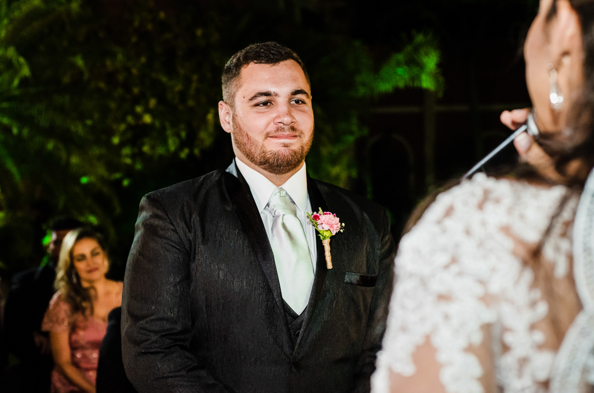 Noivos em cerimônia de casamento realizado no Espaço Casa Grande Eventos, em Campo Grande, RJ.