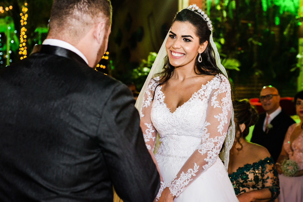 Noivos em cerimônia de casamento realizado no Espaço Casa Grande Eventos, em Campo Grande, RJ.
