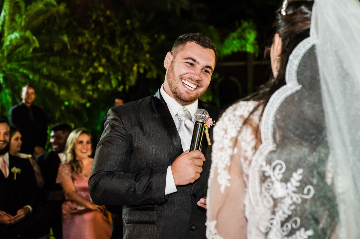 Noivos em cerimônia de casamento realizado no Espaço Casa Grande Eventos, em Campo Grande, RJ.
