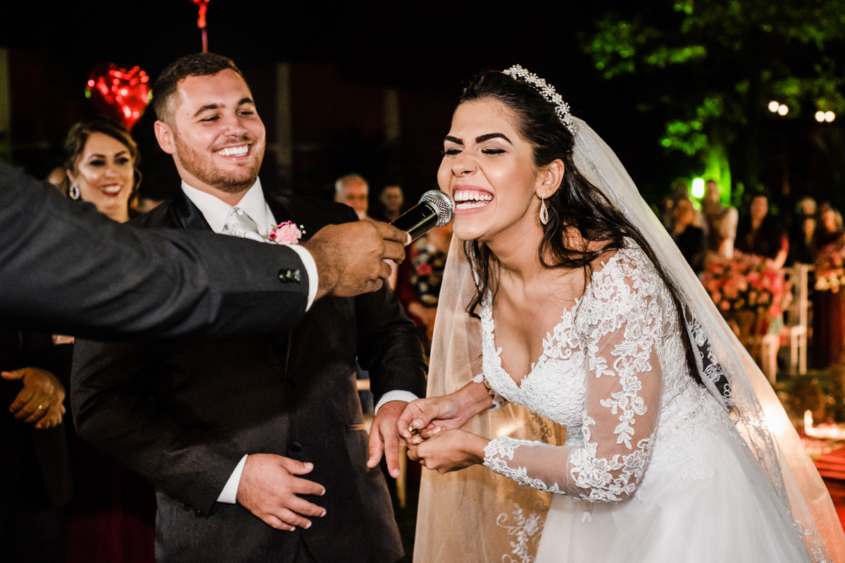 Noivos em cerimônia de casamento realizado no Espaço Casa Grande Eventos, em Campo Grande, RJ.