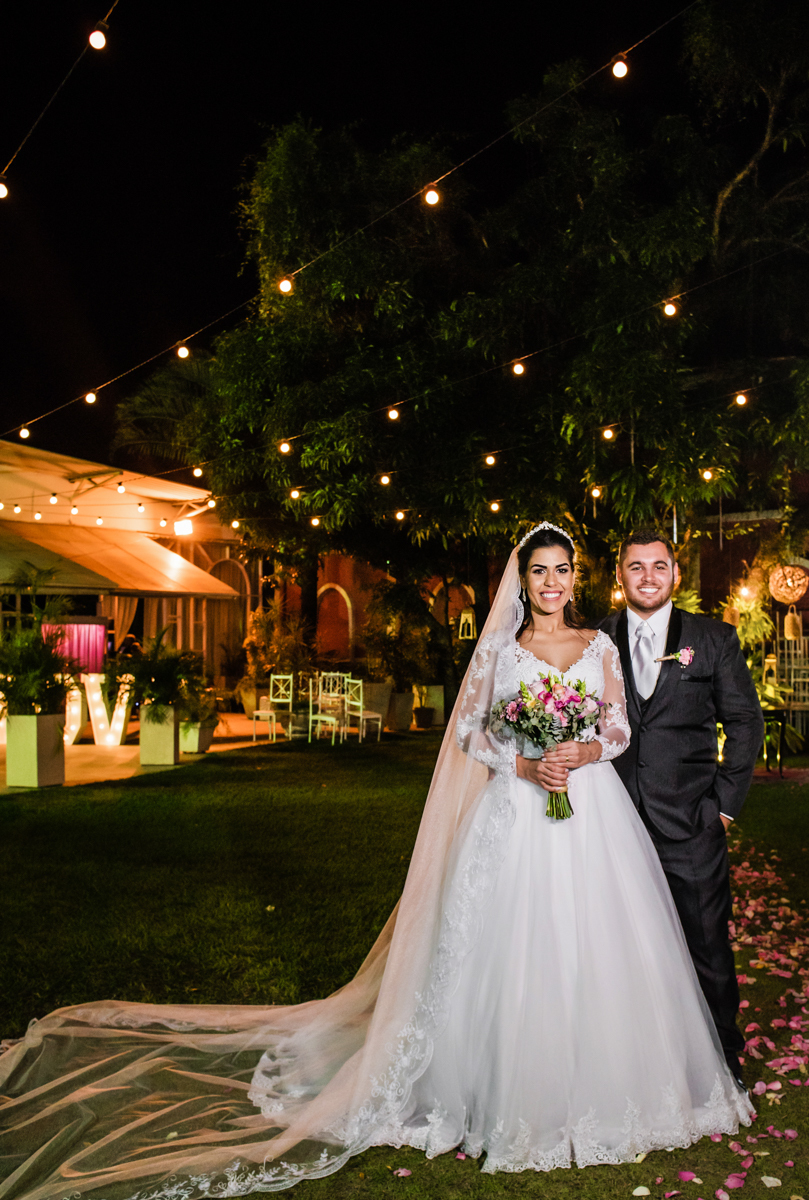 Noivos em casamento realizado no Espaço Casa Grande Eventos, em Campo Grande, RJ.