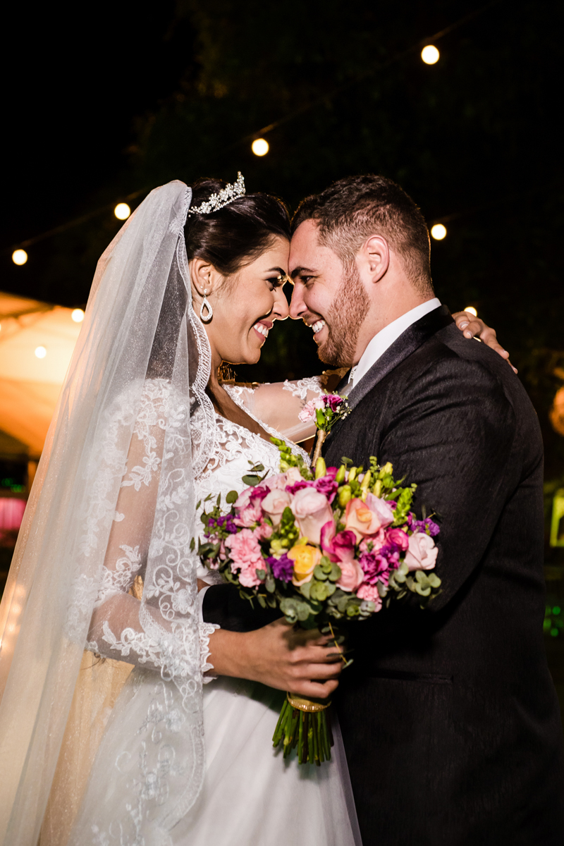 Noivos em casamento realizado no Espaço Casa Grande Eventos, em Campo Grande, RJ.