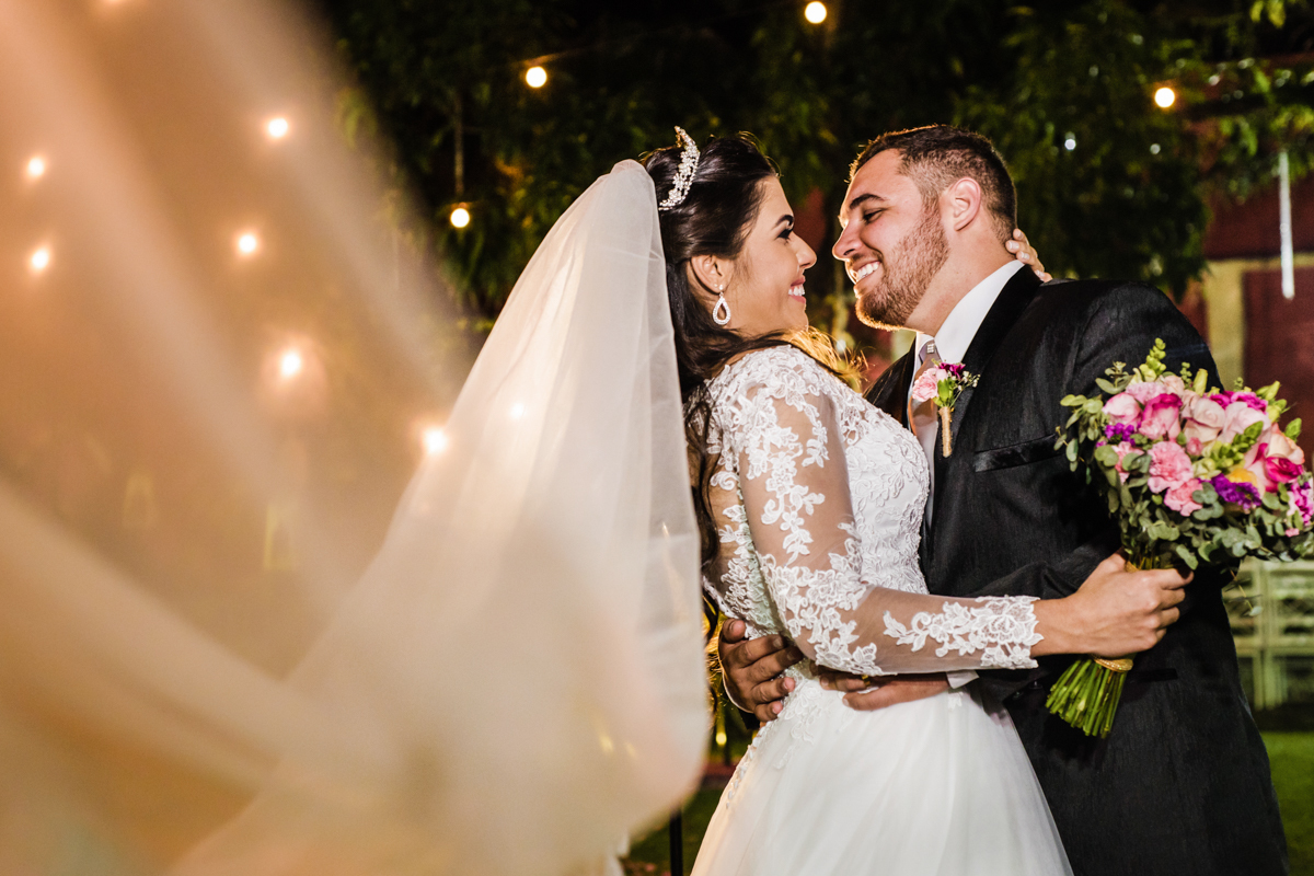 Noivos em casamento realizado no Espaço Casa Grande Eventos, em Campo Grande, RJ.