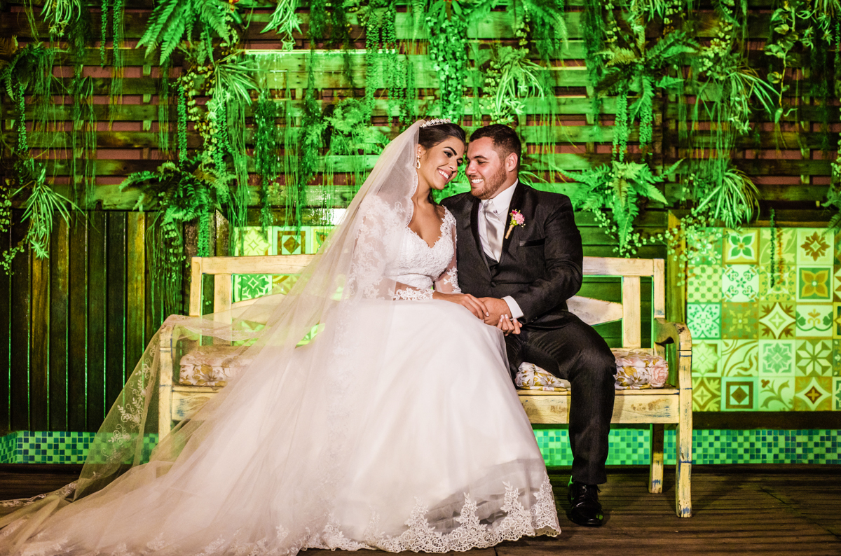 Noivos em casamento realizado no Espaço Casa Grande Eventos, em Campo Grande, RJ.