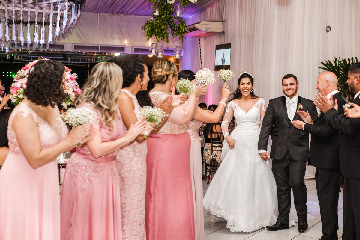 Noivos em casamento realizado no Espaço Casa Grande Eventos, em Campo Grande, RJ.