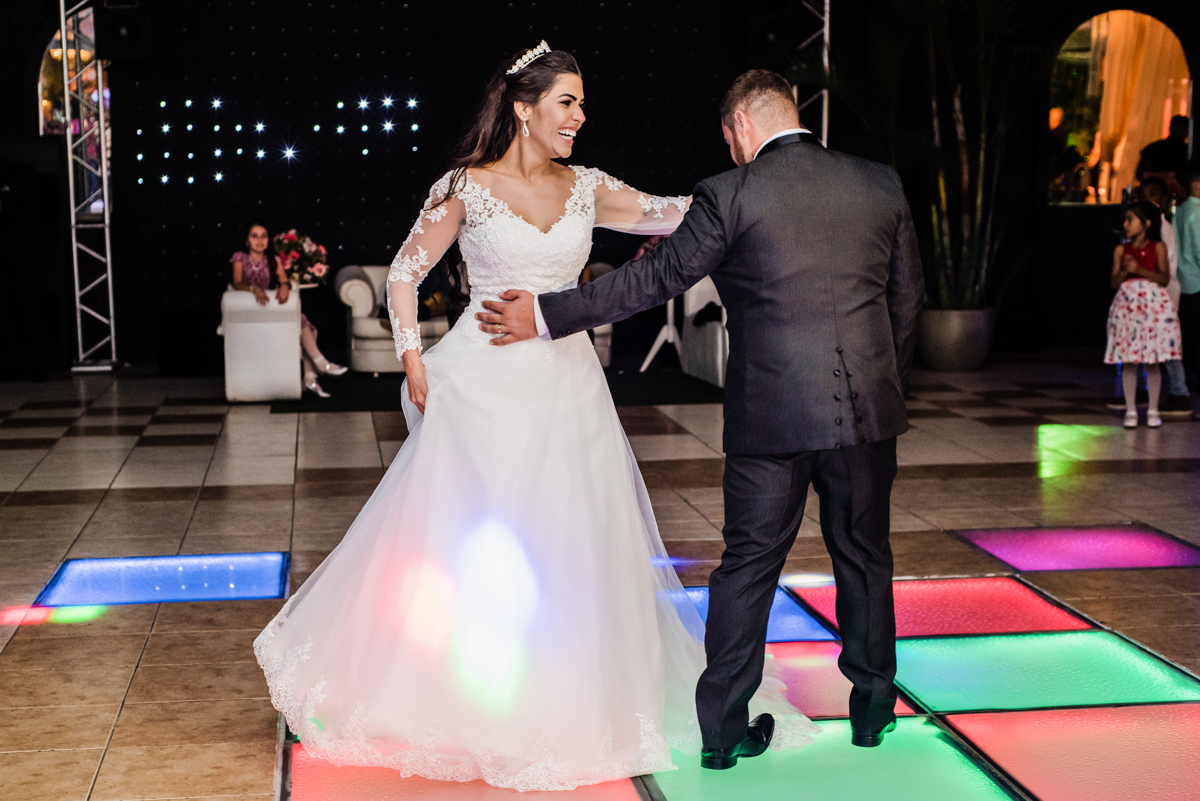 Noivos em pista de dança em casamento realizado no Espaço Casa Grande Eventos, em Campo Grande, RJ.