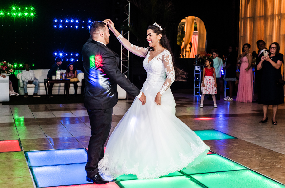 Noivos em pista de dança em casamento realizado no Espaço Casa Grande Eventos, em Campo Grande, RJ.