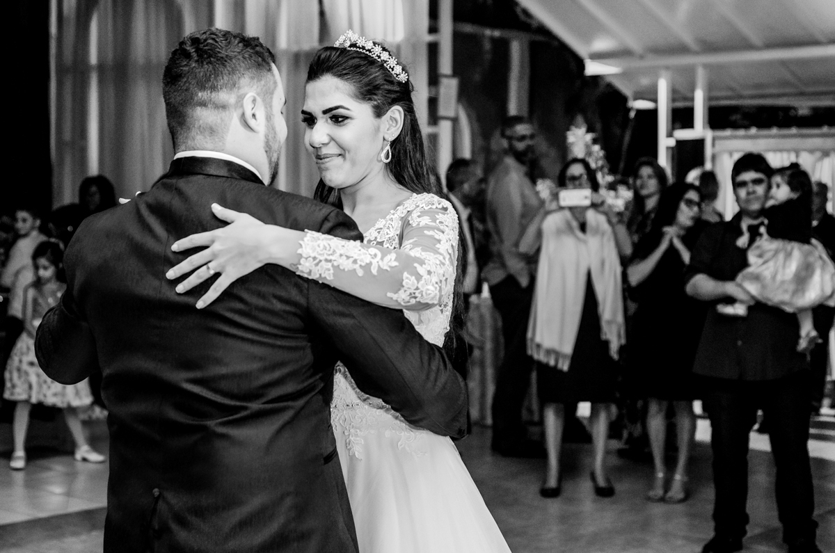 Noivos em pista de dança em casamento realizado no Espaço Casa Grande Eventos, em Campo Grande, RJ.