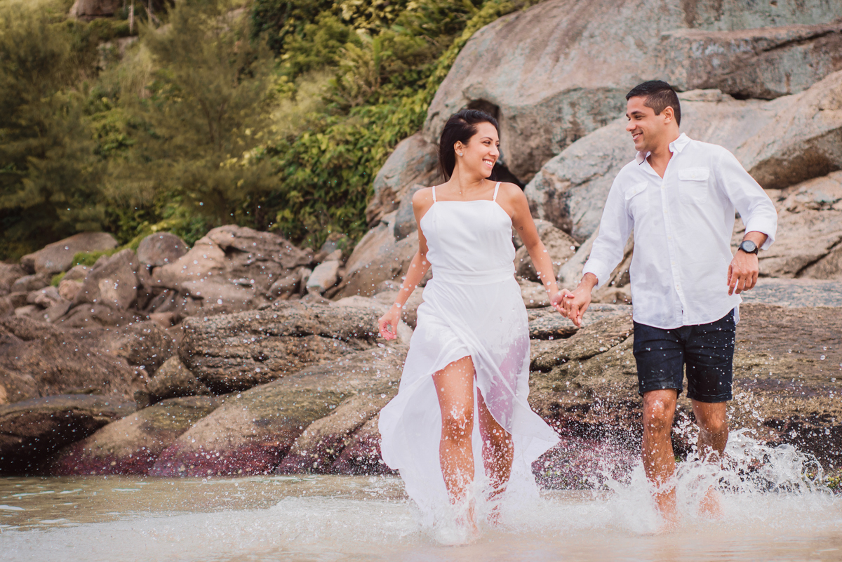 Ensaio Fotográfico de casal (pré wedding), realizado na praia de Itacoatiara, em Niterói, RJ.