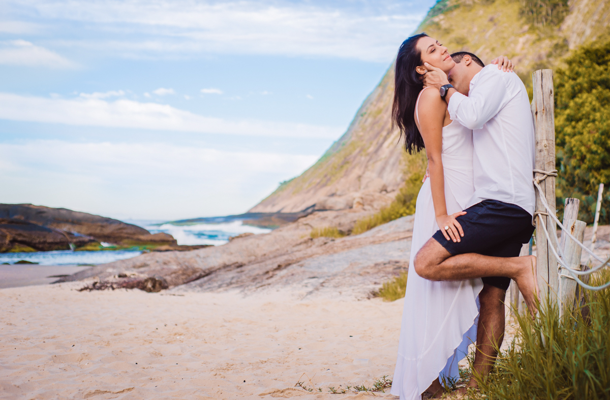 Ensaio Fotográfico de casal (pré wedding), realizado na praia de Itacoatiara, em Niterói, RJ.