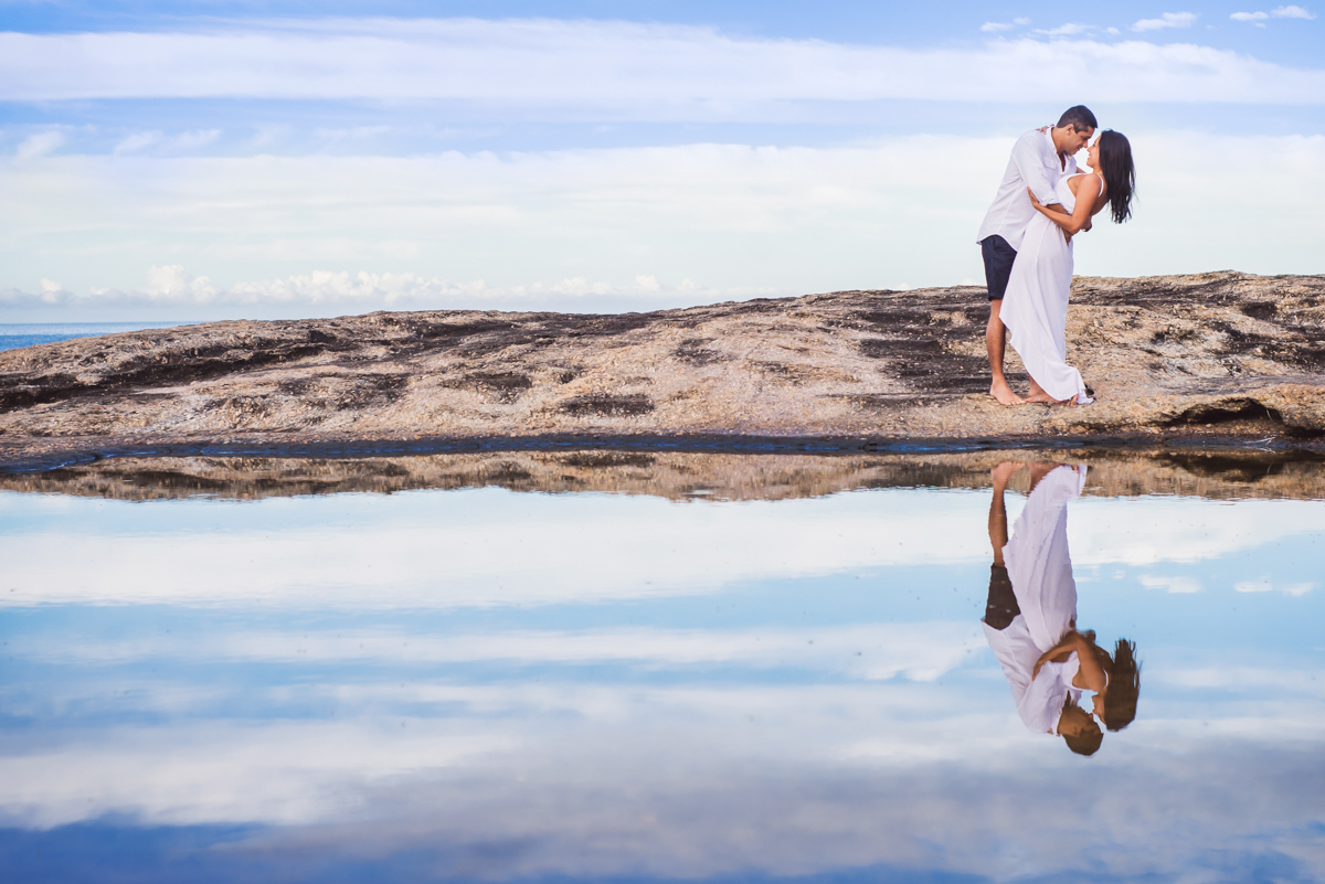 Ensaio Fotográfico de casal (pré wedding), realizado na praia de Itacoatiara, em Niterói, RJ.