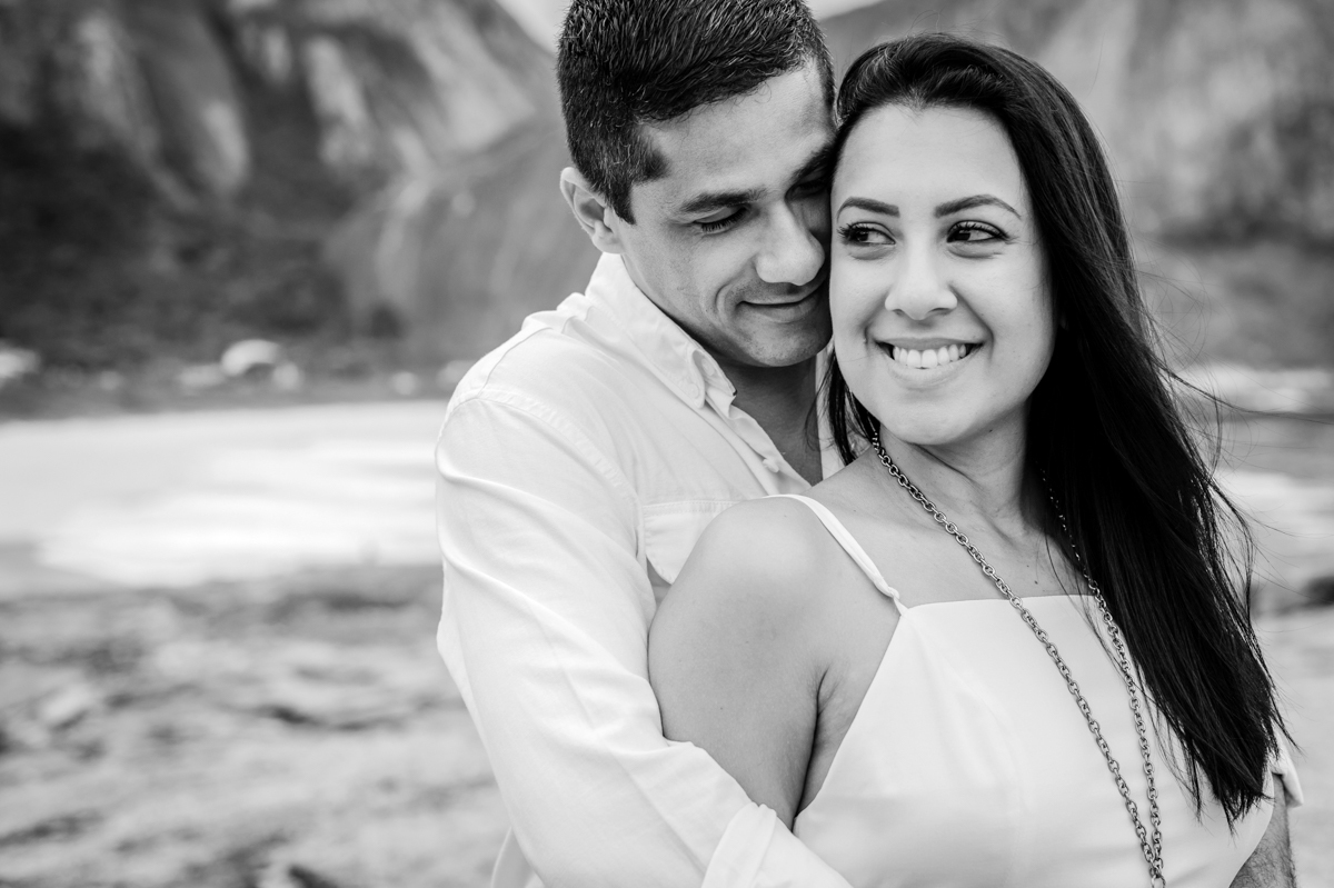 Ensaio Fotográfico de casal (pré wedding), realizado na praia de Itacoatiara, em Niterói, RJ.