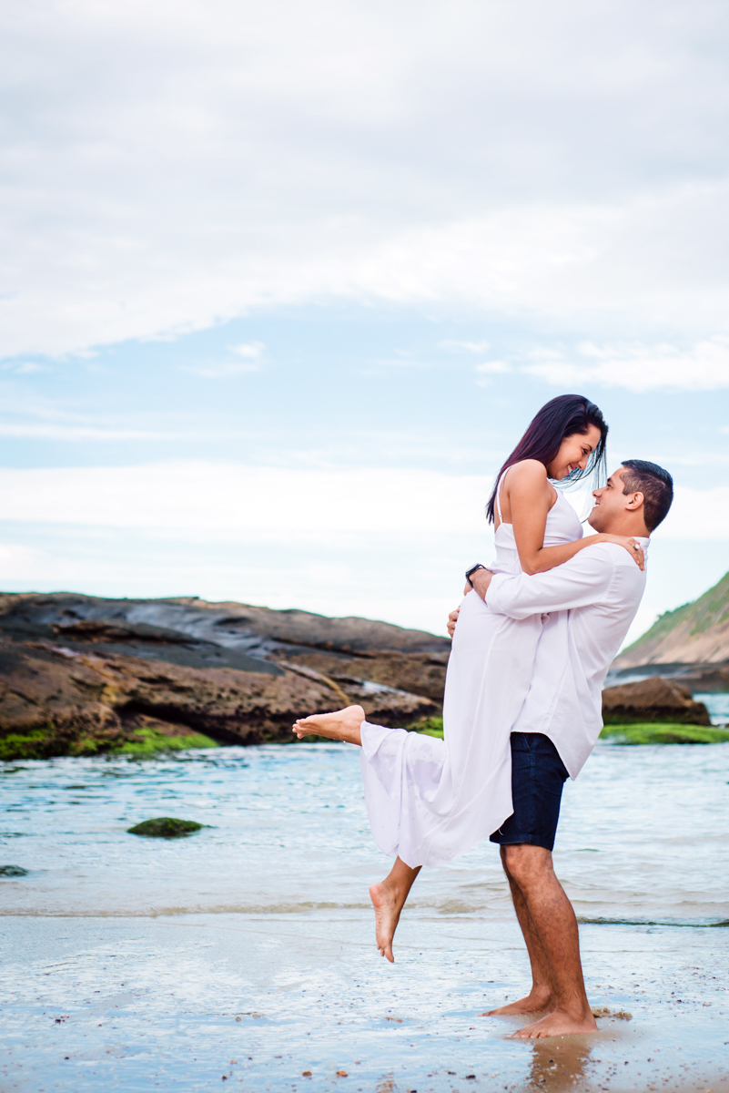 Ensaio Fotográfico de casal (pré wedding), realizado na praia de Itacoatiara, em Niterói, RJ.