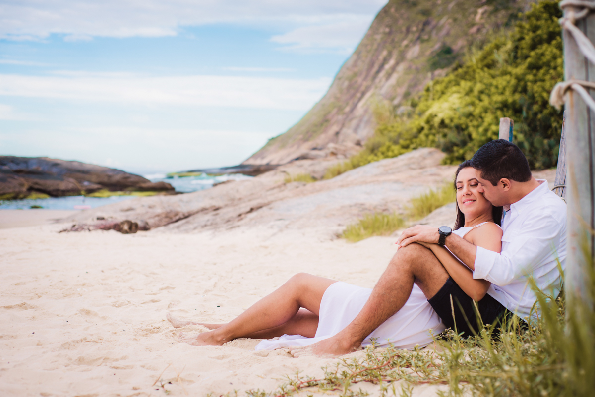 Ensaio Fotográfico de casal (pré wedding), realizado na praia de Itacoatiara, em Niterói, RJ.