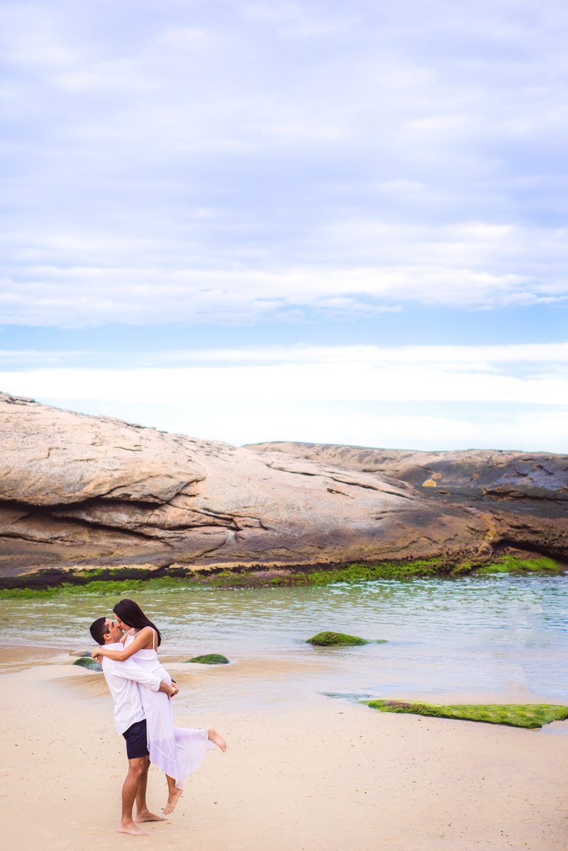 Ensaio Fotográfico de casal (pré wedding), realizado na praia de Itacoatiara, em Niterói, RJ.