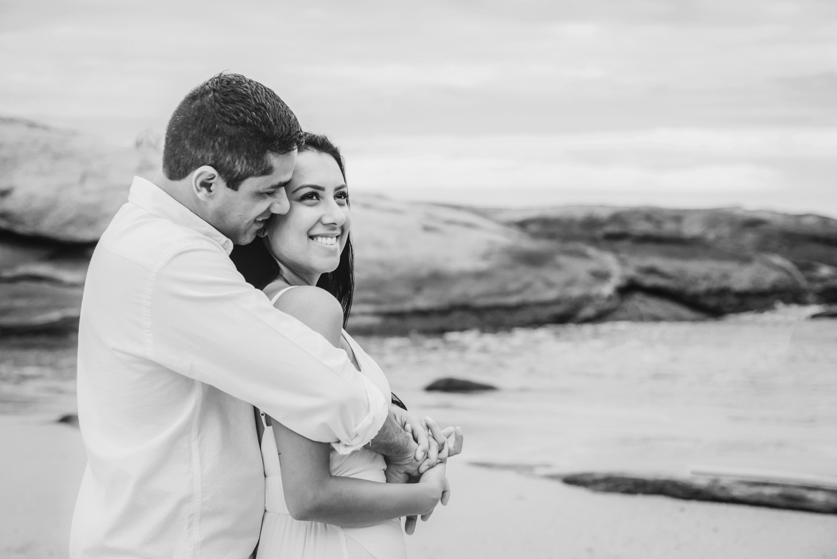 Ensaio Fotográfico de casal (pré wedding), realizado na praia de Itacoatiara, em Niterói, RJ.