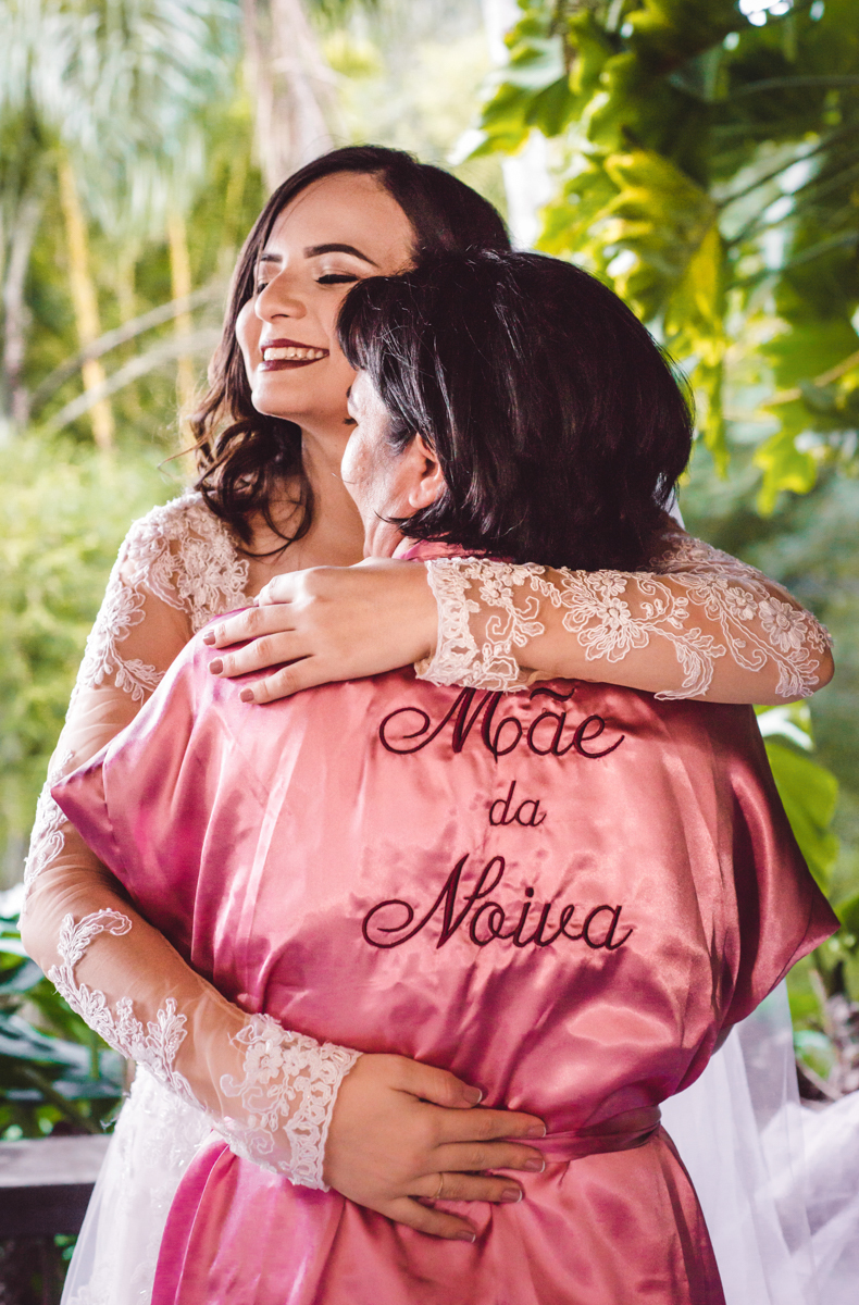 Foto do making of da noiva com mãe, realizado no município de Teresópolis, RJ.