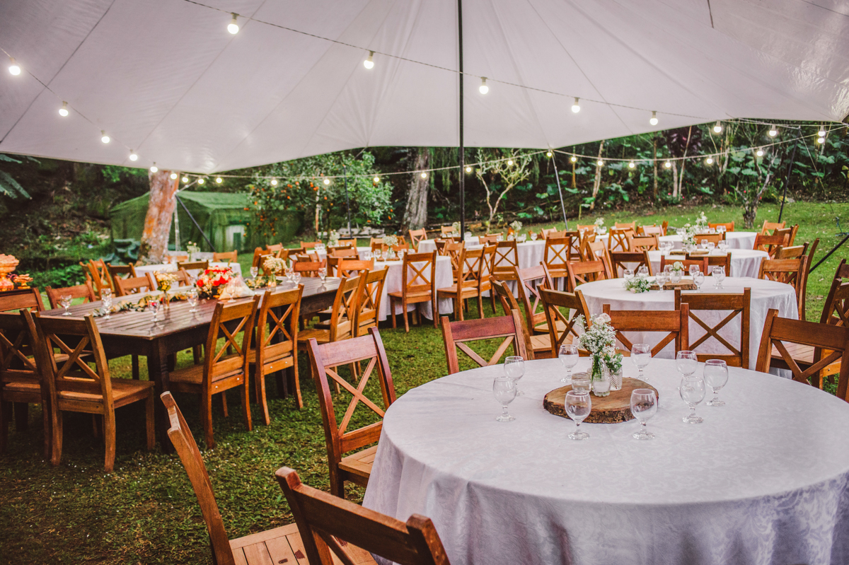 Foto da decoração de casamento ao ar livre, realizado no município de Teresópolis, RJ.