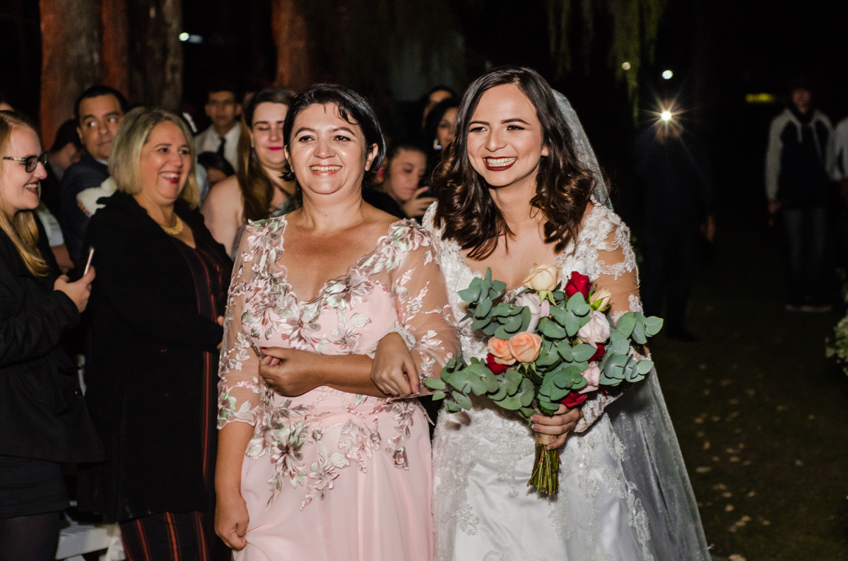 Foto da cerimônia de casamento ao ar livre, realizado no município de Teresópolis, RJ.