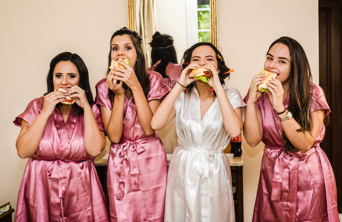 Foto do making of da noiva com madinhas realizado no município de Teresópolis, RJ.