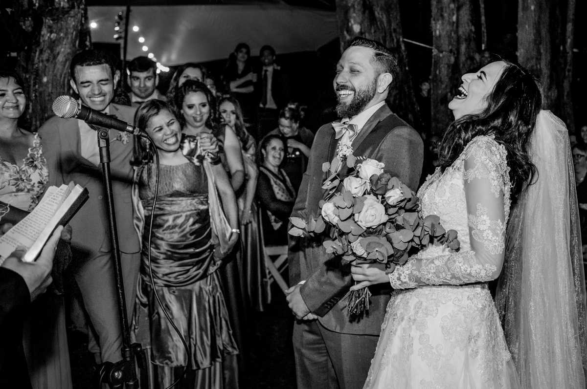 Foto da cerimônia de casamento ao ar livre, realizado no município de Teresópolis, RJ.