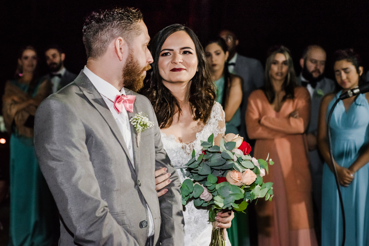 Foto da cerimônia de casamento ao ar livre, realizado no município de Teresópolis, RJ.