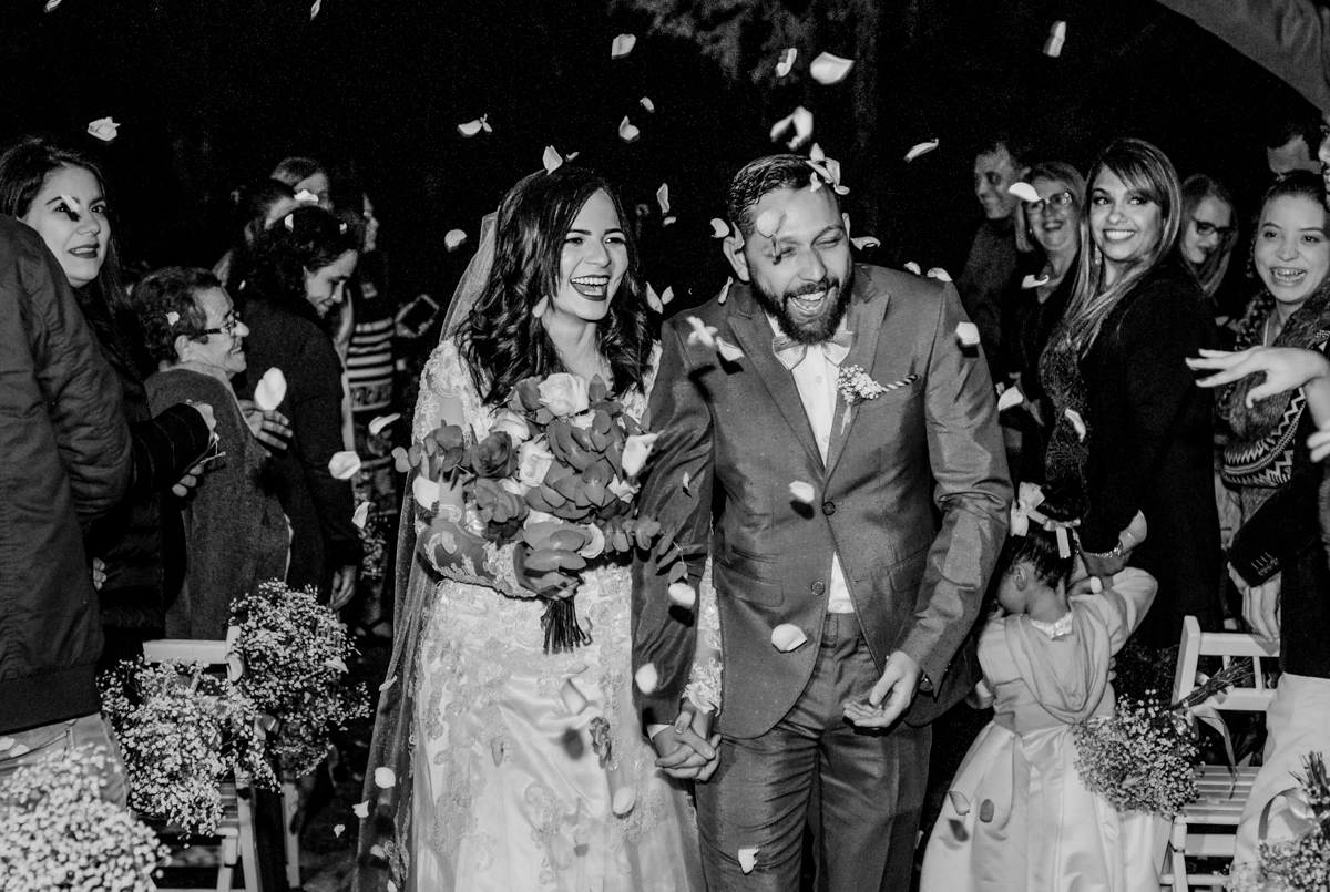 Foto da cerimônia de casamento ao ar livre, realizado no município de Teresópolis, RJ.