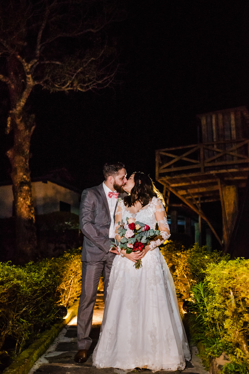 Foto de casamento ao ar livre, realizado no município de Teresópolis, RJ.