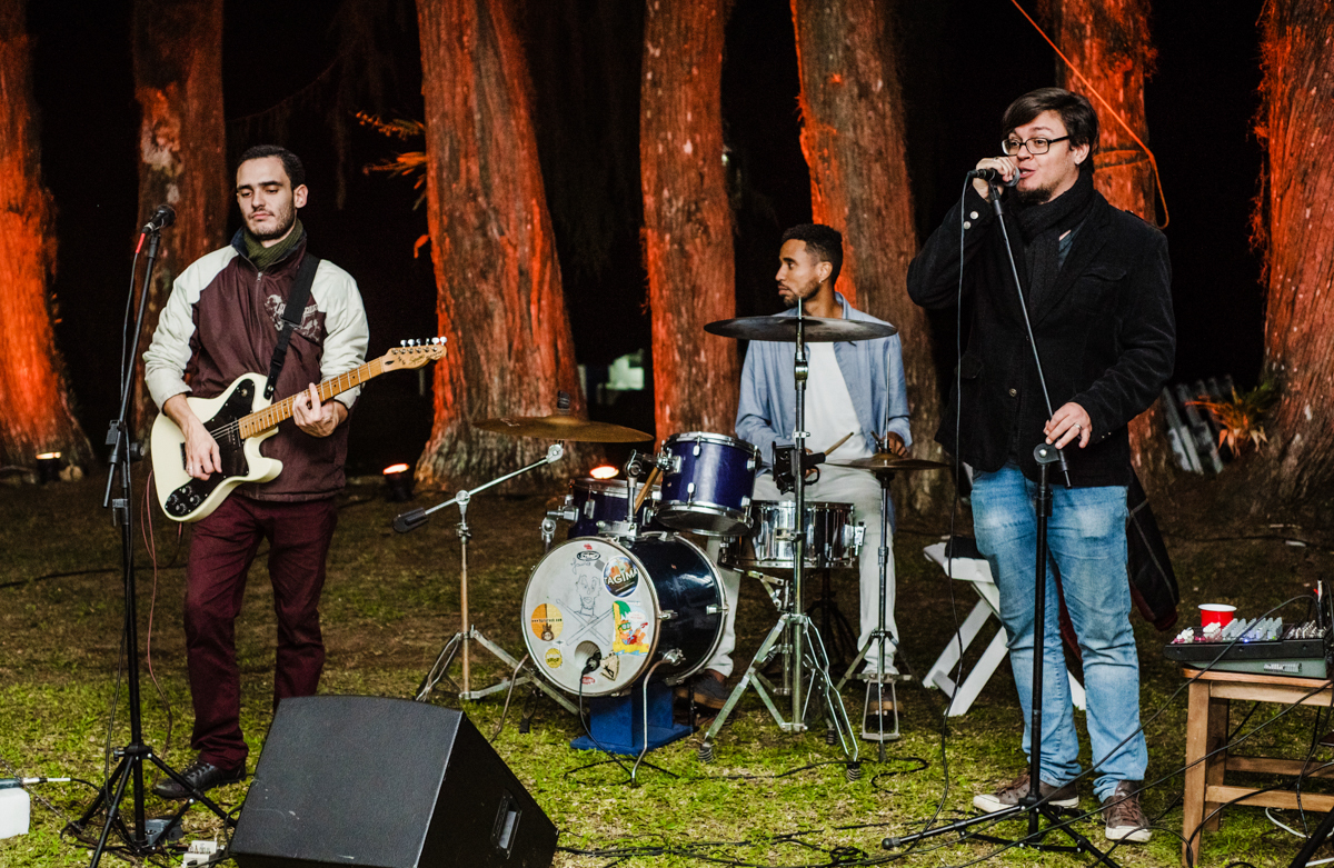 Foto de noivos e convidados na pista de dança em casamento ao ar livre, realizado no município de Teresópolis, RJ.