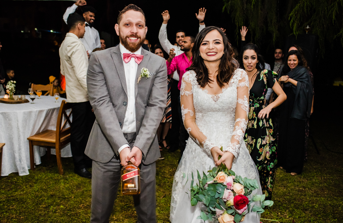 Foto de noivos e convidados na pista de dança em casamento ao ar livre, realizado no município de Teresópolis, RJ.