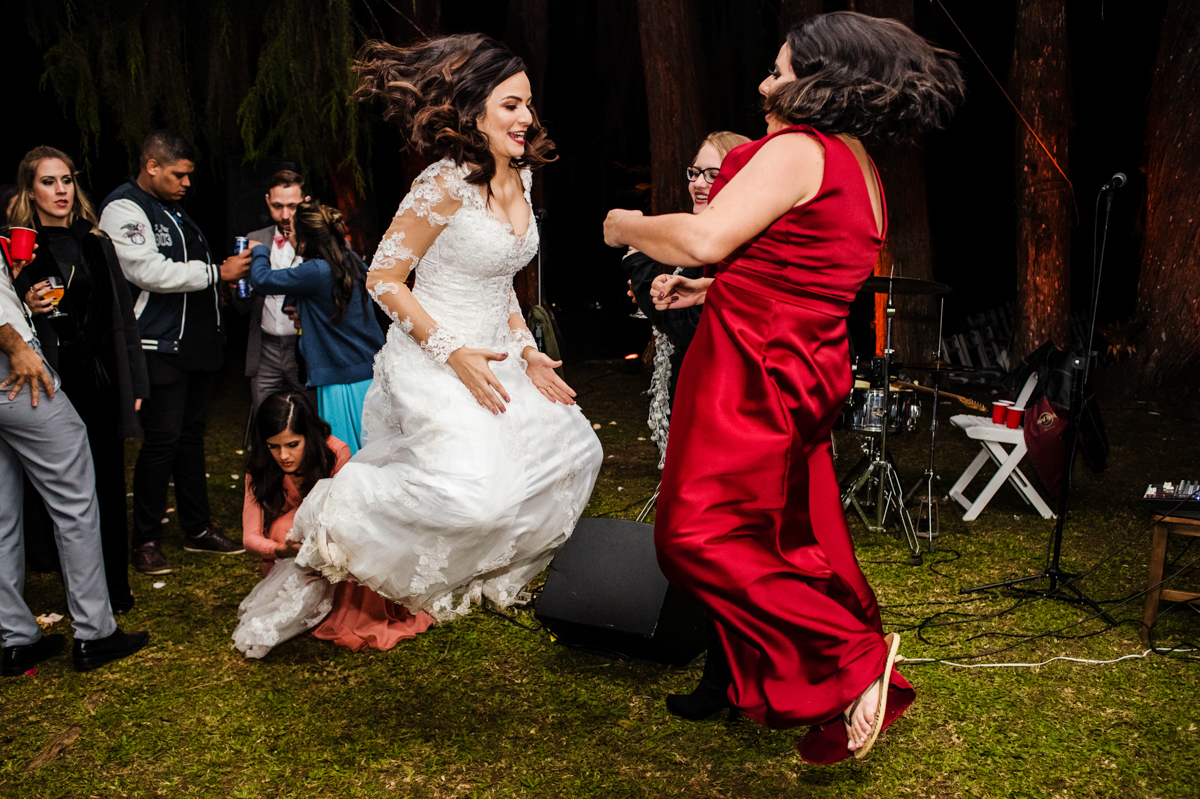 Foto de noivos e convidados na pista de dança em casamento ao ar livre, realizado no município de Teresópolis, RJ.