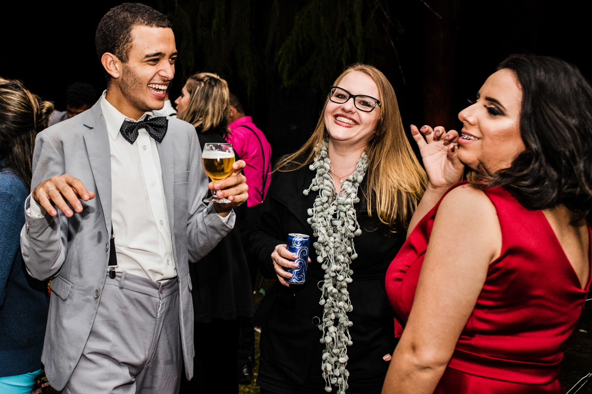 Foto de noivos e convidados na pista de dança em casamento ao ar livre, realizado no município de Teresópolis, RJ.